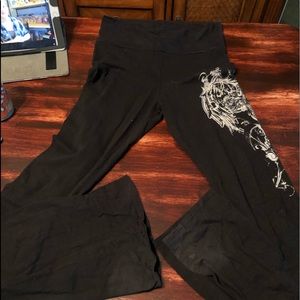 Yoga pants black with wing  detail